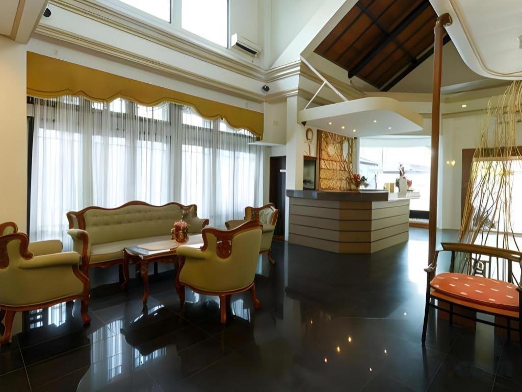 Mervit Hotel Паданг Екстер'єр фото